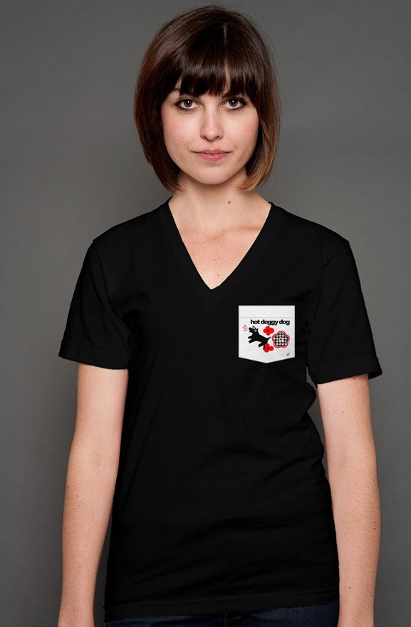 unisex chic pocket v - hot doggy dog©